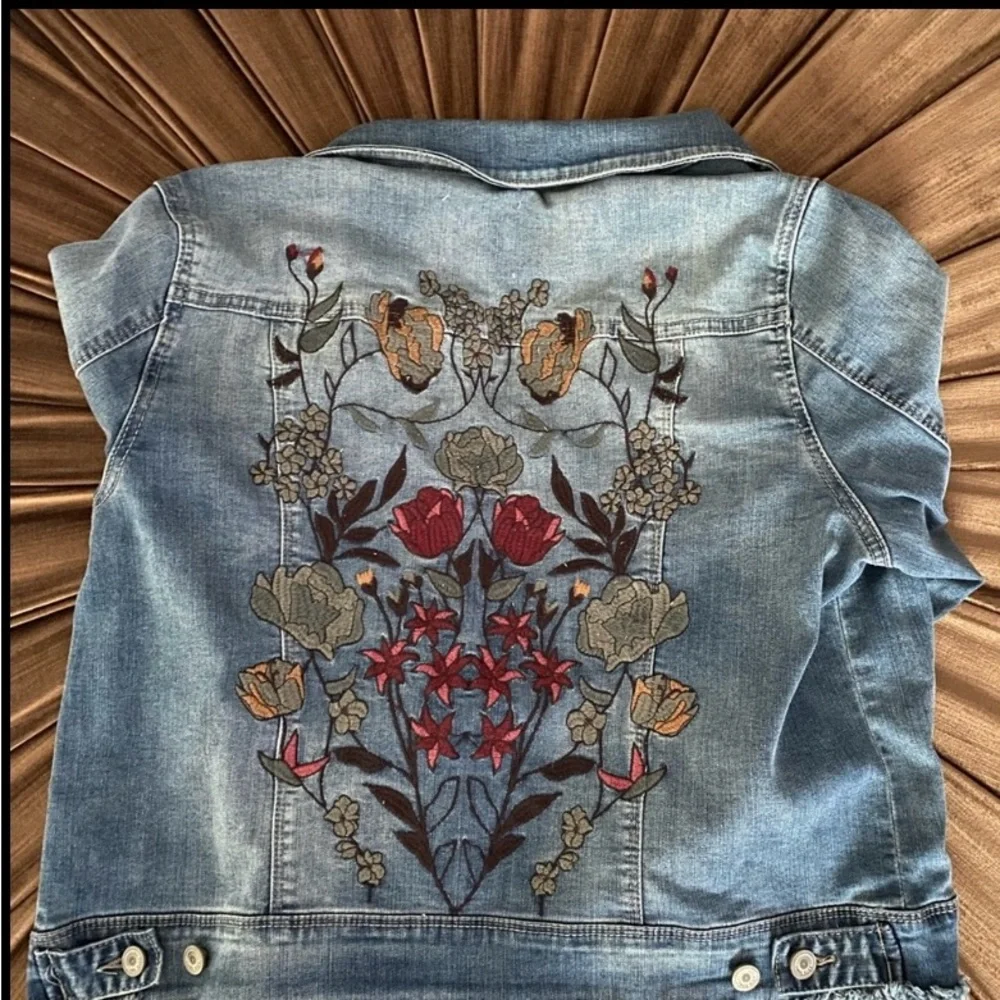 Code Bleu Women's Floral Embroidered Jean Jacket - Blue - Picture 3 of 3